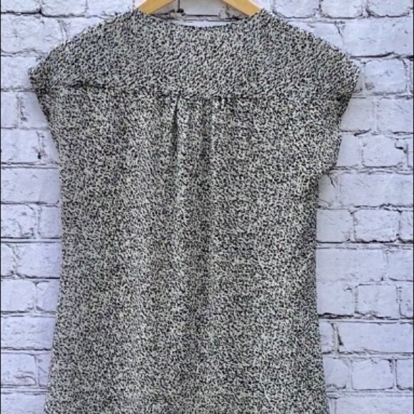 Ann Taylor LOFT Black Gray White Leopard Cheetah Speck Cap Sleeve Blouse - SP - Picture 2 of 4